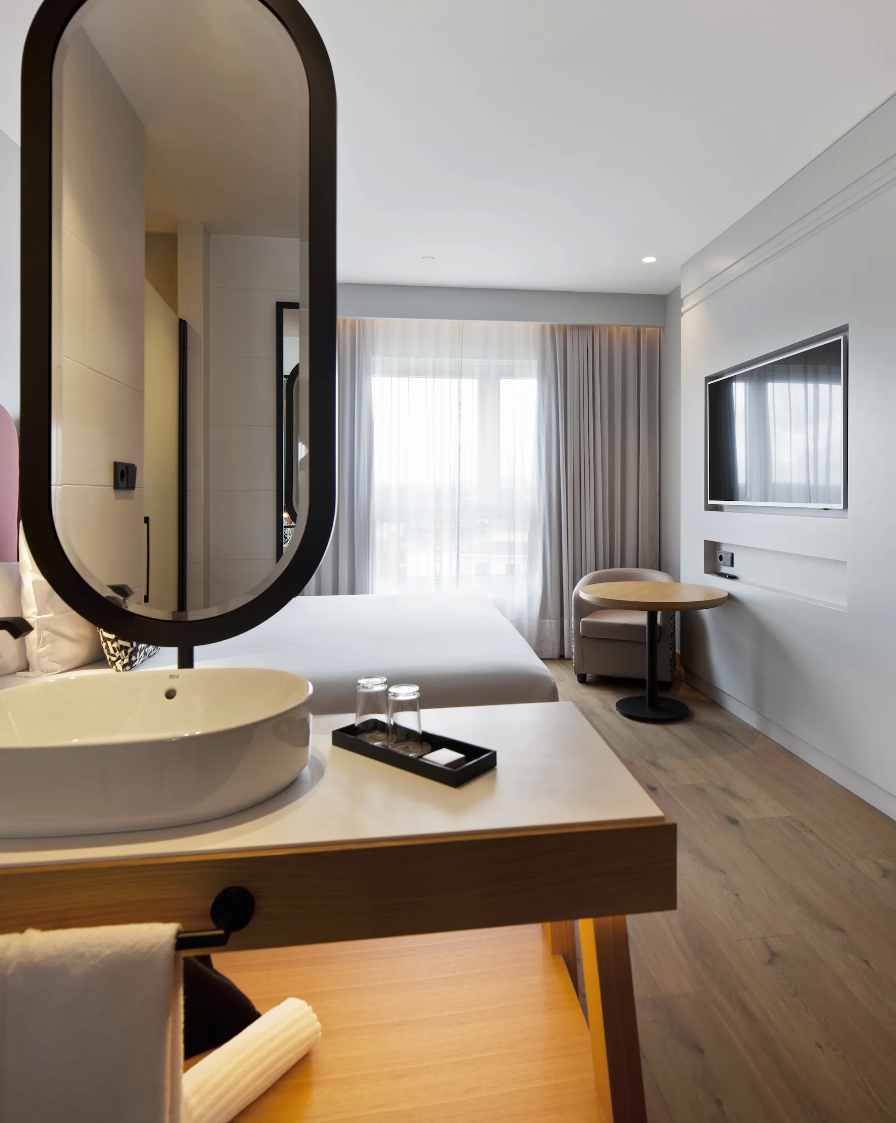Interior de habitación de hotel en Lugo con baño integrado, estilo contemporáneo diseñado por SEA Arquitectos.