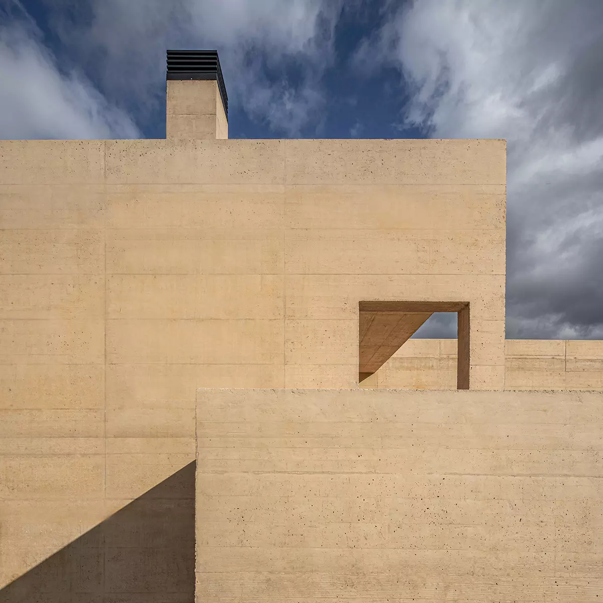 Detalle de encofrado de hormigón visto y entrada de luz natural diseñada por el estudio de arquitectura SEA.