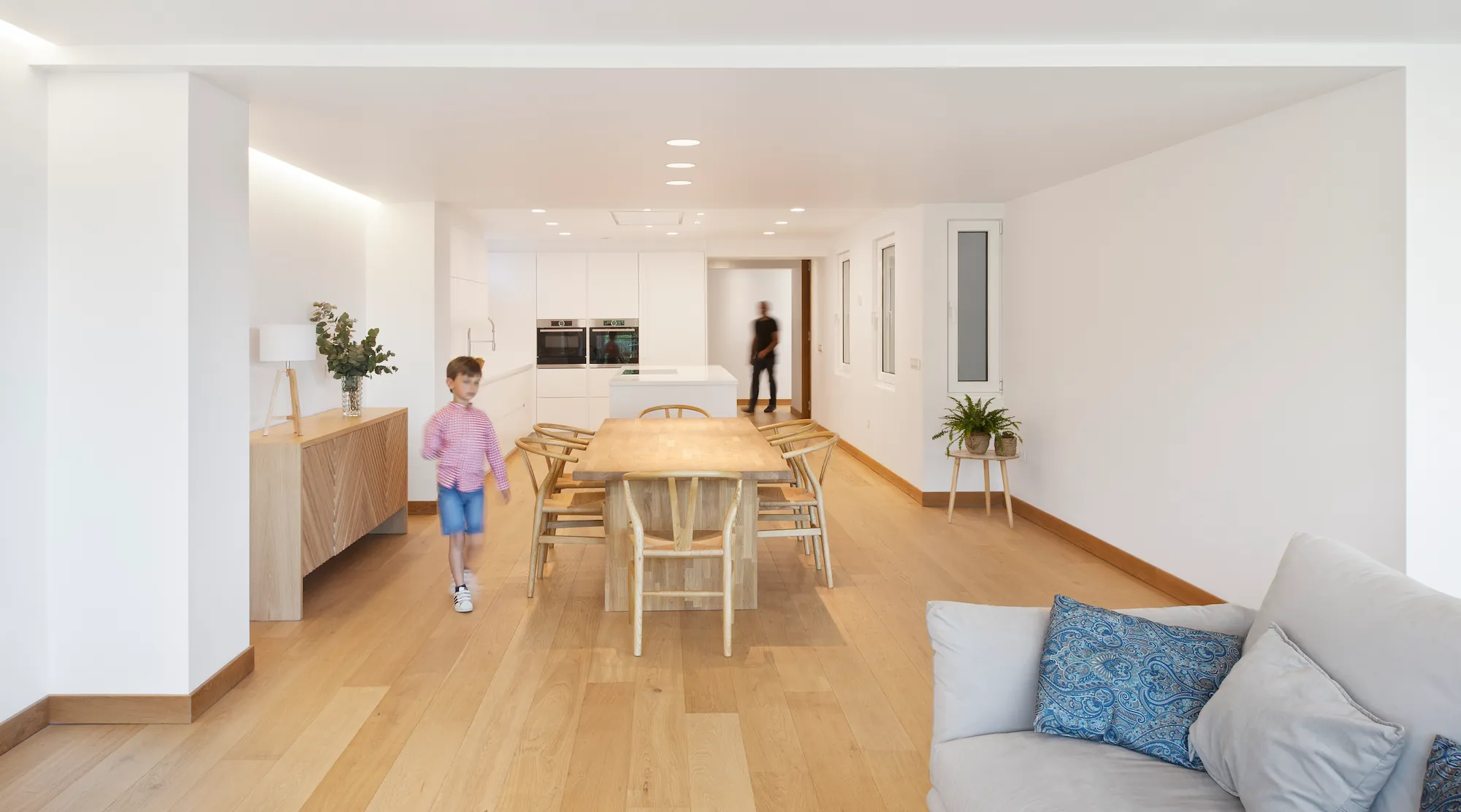 Cocina abierta y salón luminoso en vivienda en Ferrol. Rehabilitación por SEA Arquitectos.