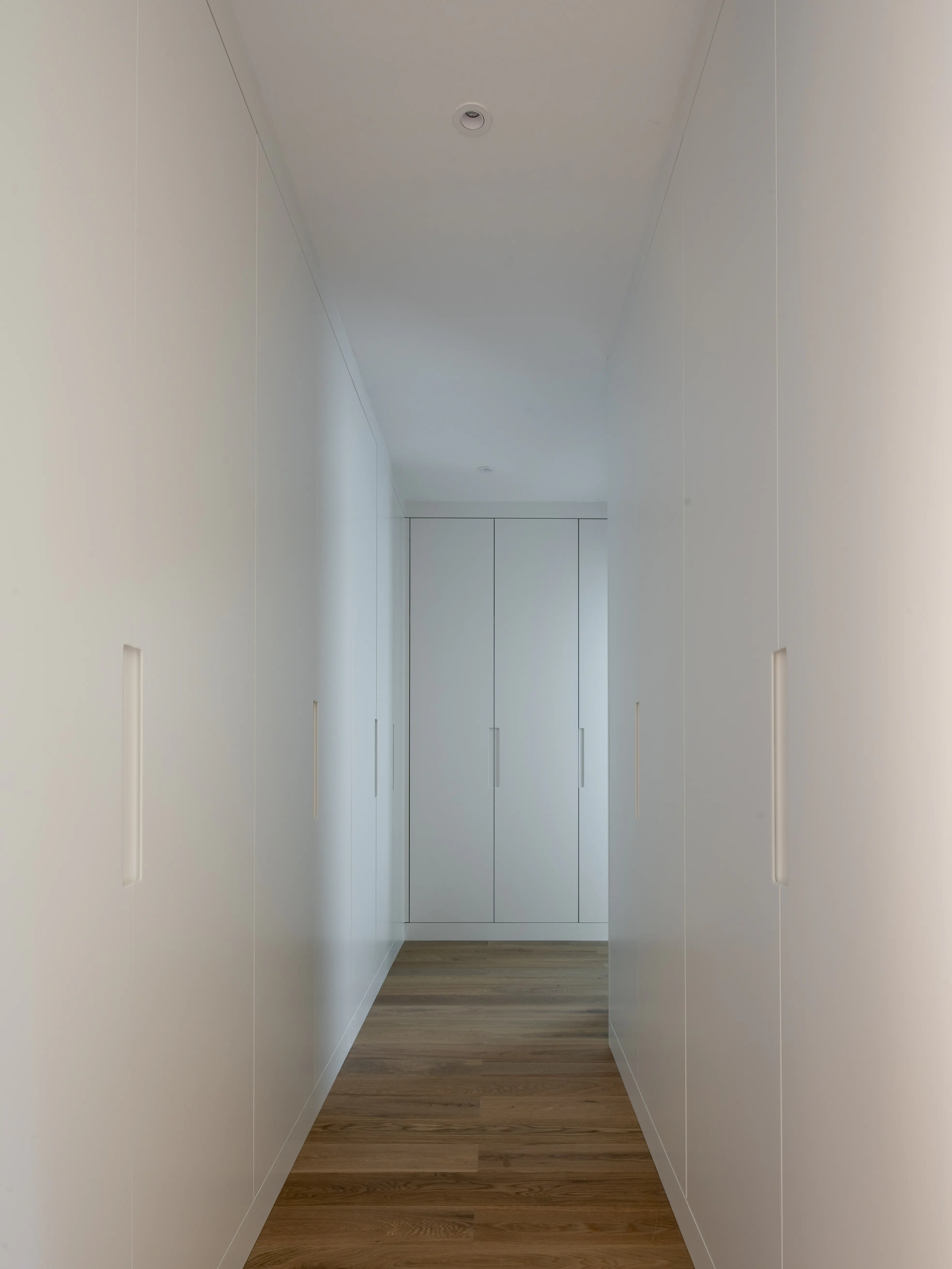 Pasillo con armarios a medida en vivienda de arquitectura contemporánea, por estudio de arquitectura SEA.