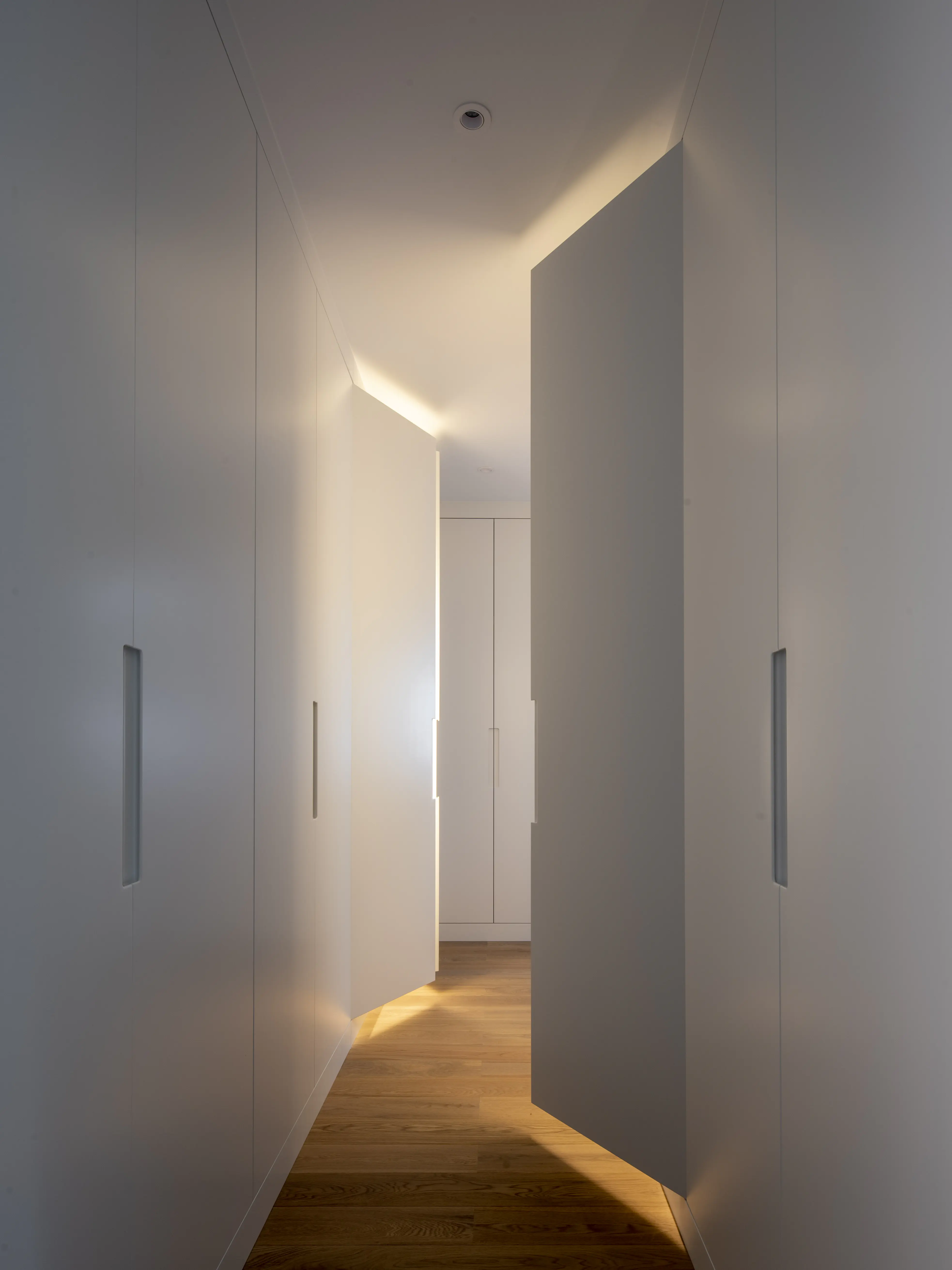 Pasillo con almacenaje integrado en vivienda unifamiliar moderna, diseñado por SEA arquitectos.