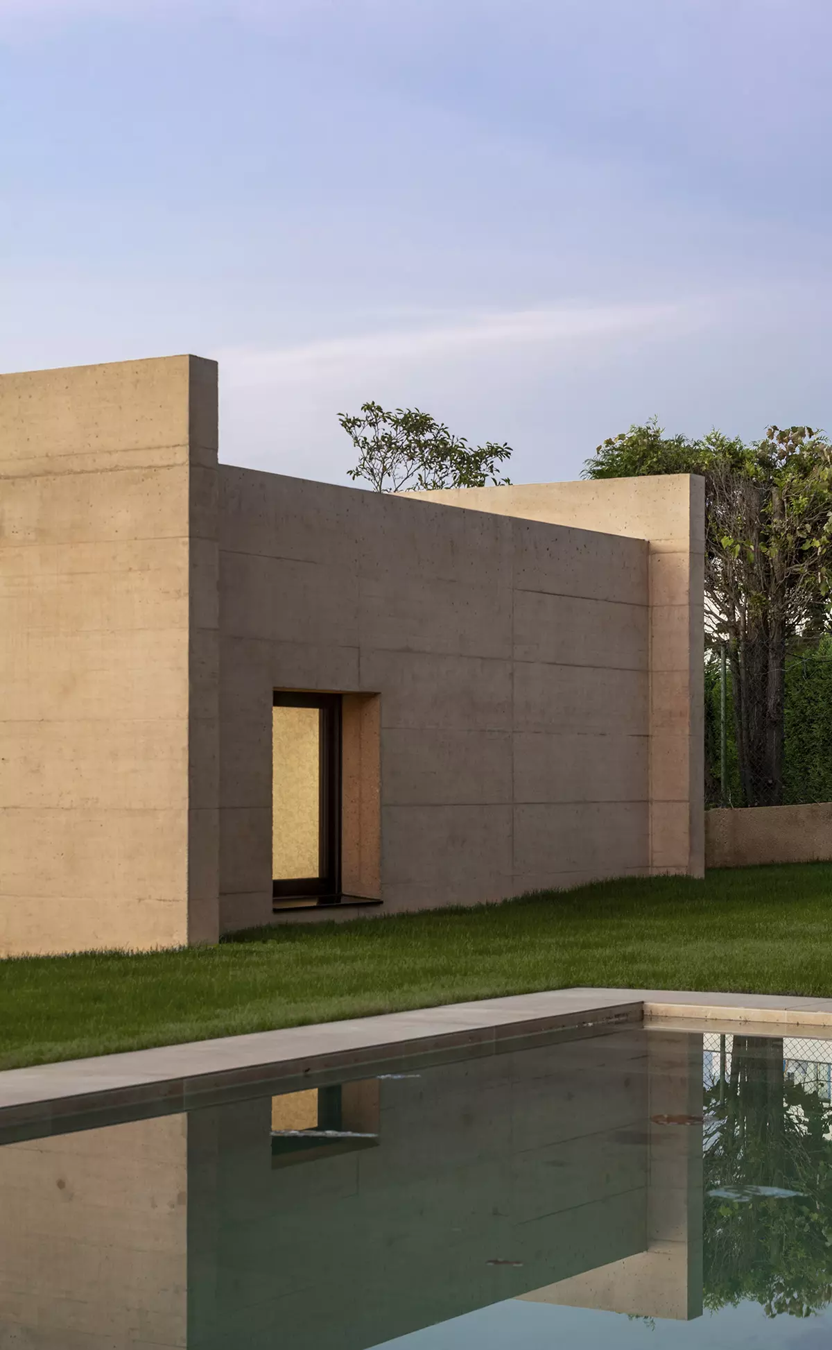 Arquitectura contemporánea en A Coruña diseñada por SEA Arquitectos con piscina y jardín integrado.