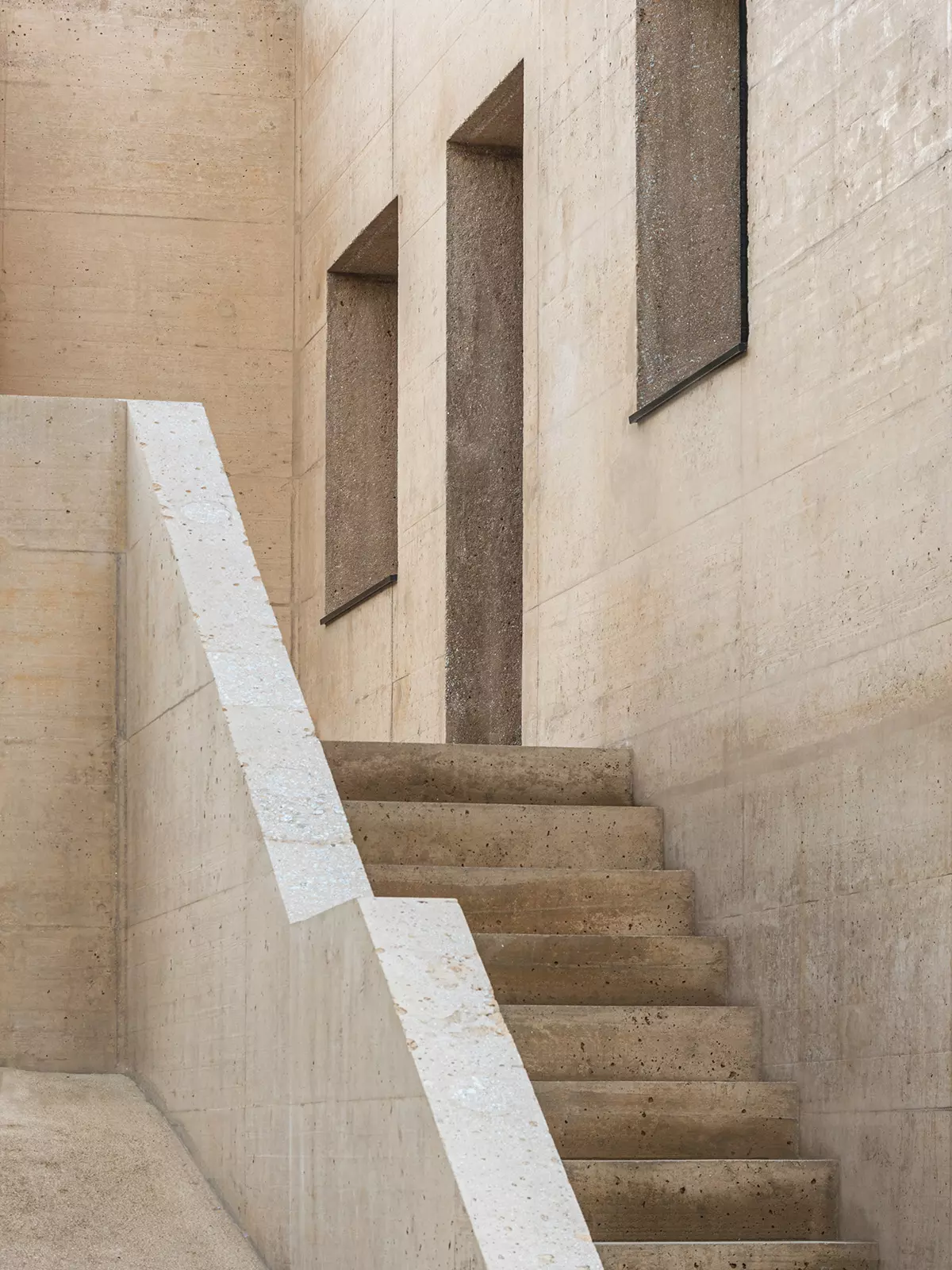 Escalera exterior de hormigón en chalet de A Coruña diseñada por el estudio de arquitectura SEA.