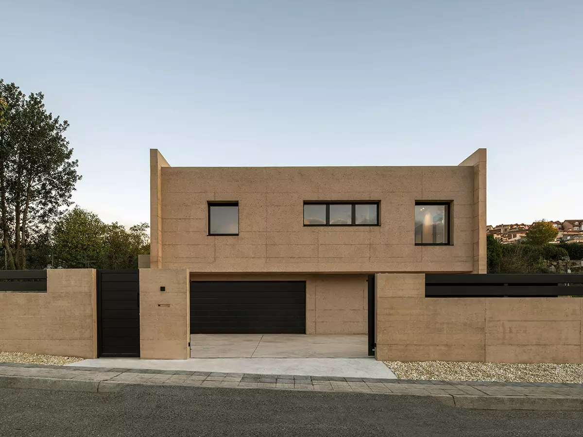 Fachada principal y acceso a garaje en vivienda de A Coruña diseñada por SEA Arquitectos.