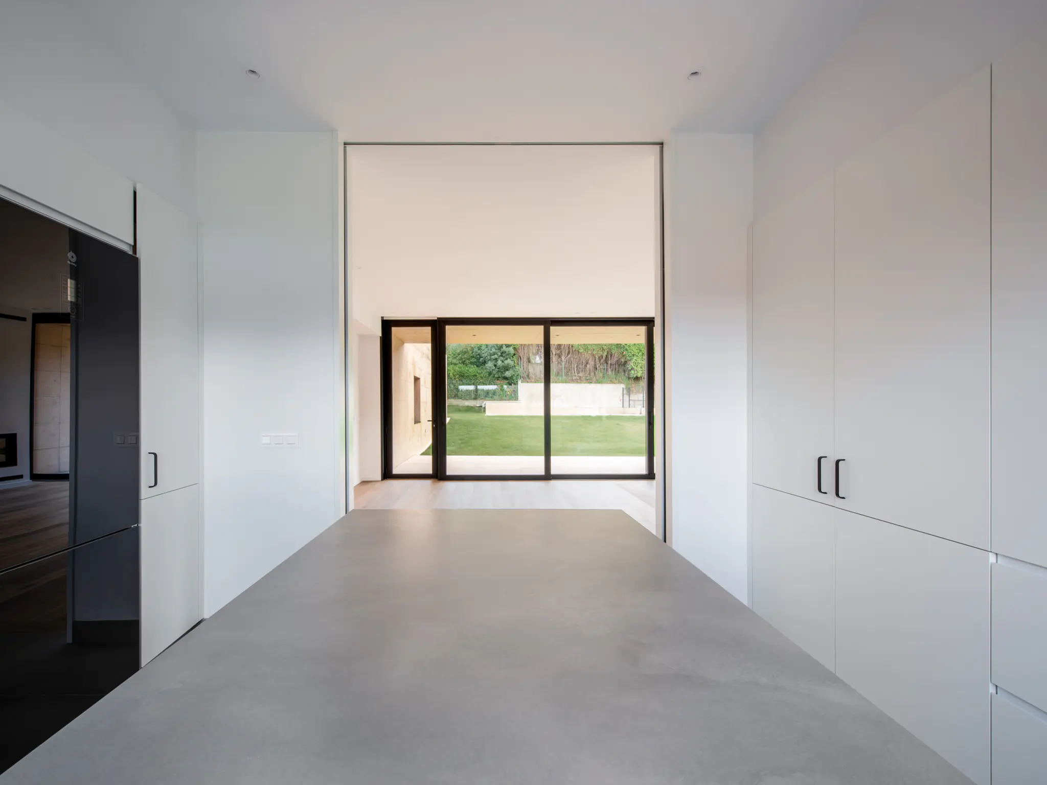 Cocina en vivienda unifamiliar con vistas al jardín, por arquitecto en A Coruña.
