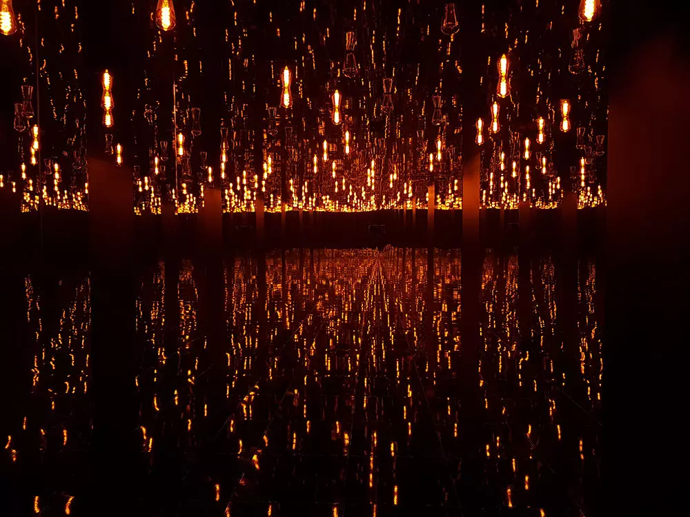 Pasillo de hotel inspirado en Yayoi Kusama iluminación, originado durante el proceso de construcción del hotel en Lugo.