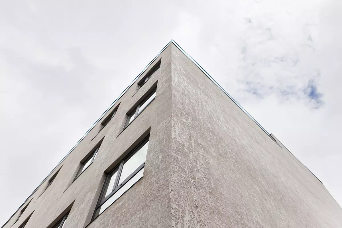 Detalle de volumen y fachada de estuco de hotel en Lugo, diseñado por estudio de arquitectura SEA.